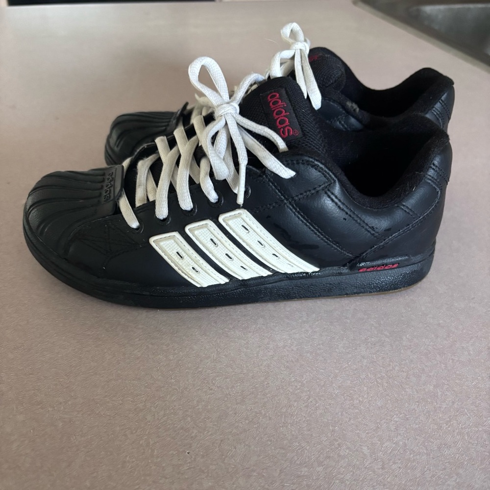 Y2k fat tongue skater style Adidas!